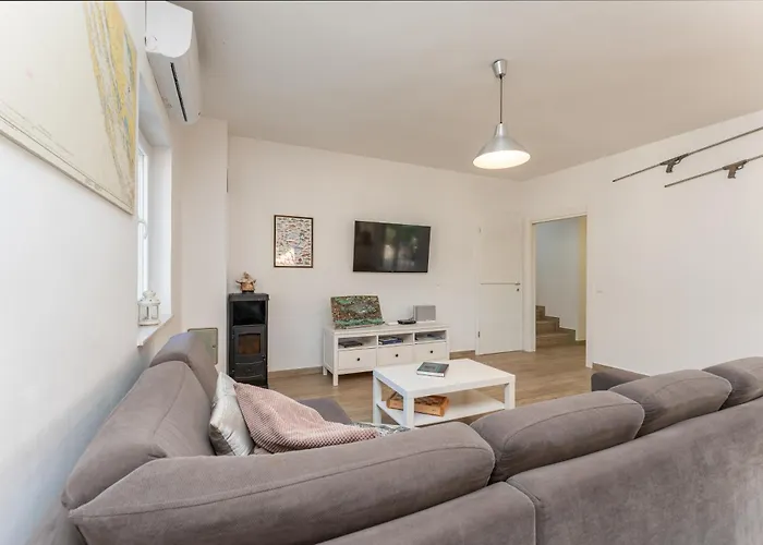 Lara Βίλα Verunić