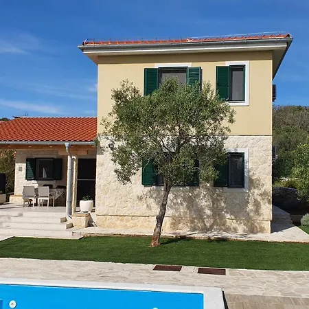 Lara Villa