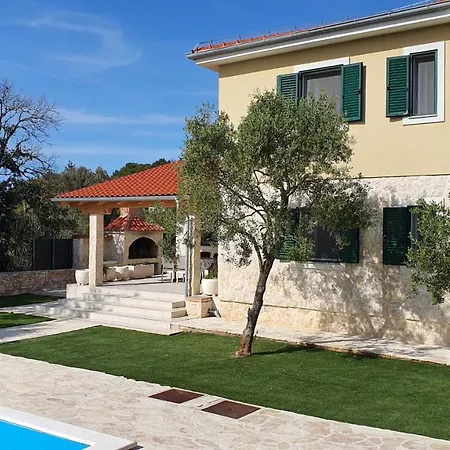 Lara Villa Verunić
