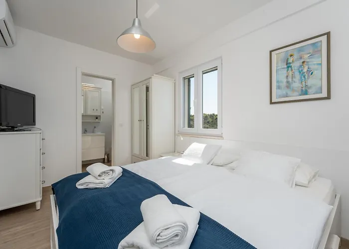 Lara Villa *